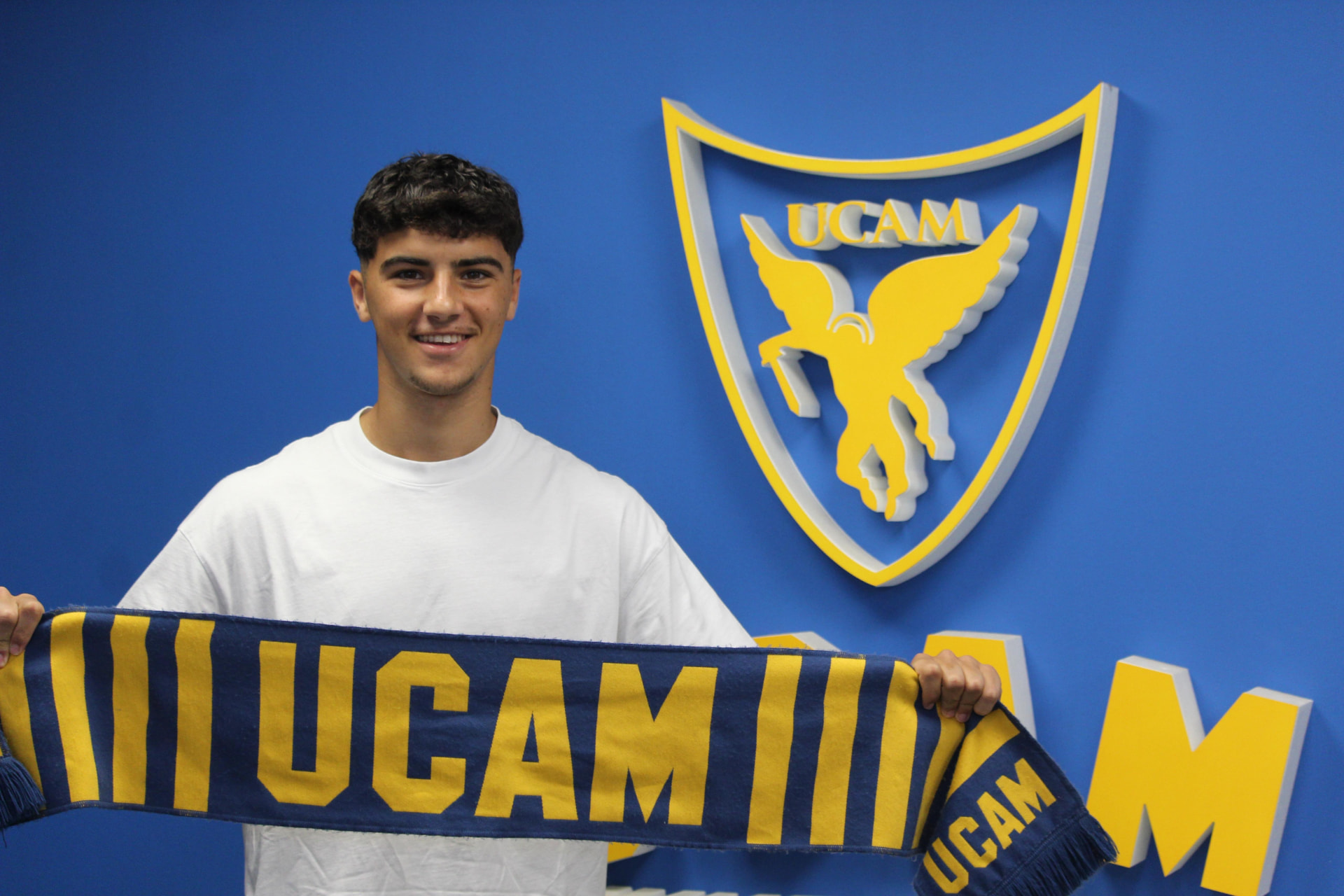 Pablo Jiménez posa con la bufanda del UCAM Murcia tras su fichaje