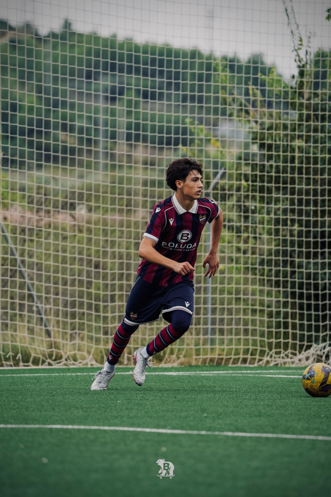 Diego Moyano en una acción de juego con el Levante UD.