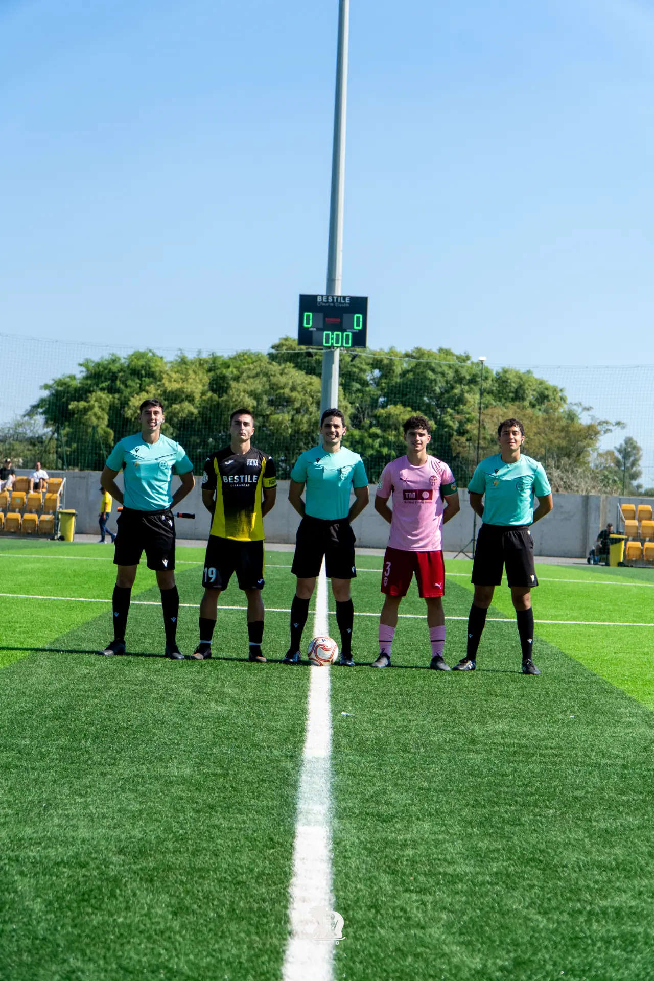 Capitanes y trío arbitral, antes del inicio en la Pamesa.