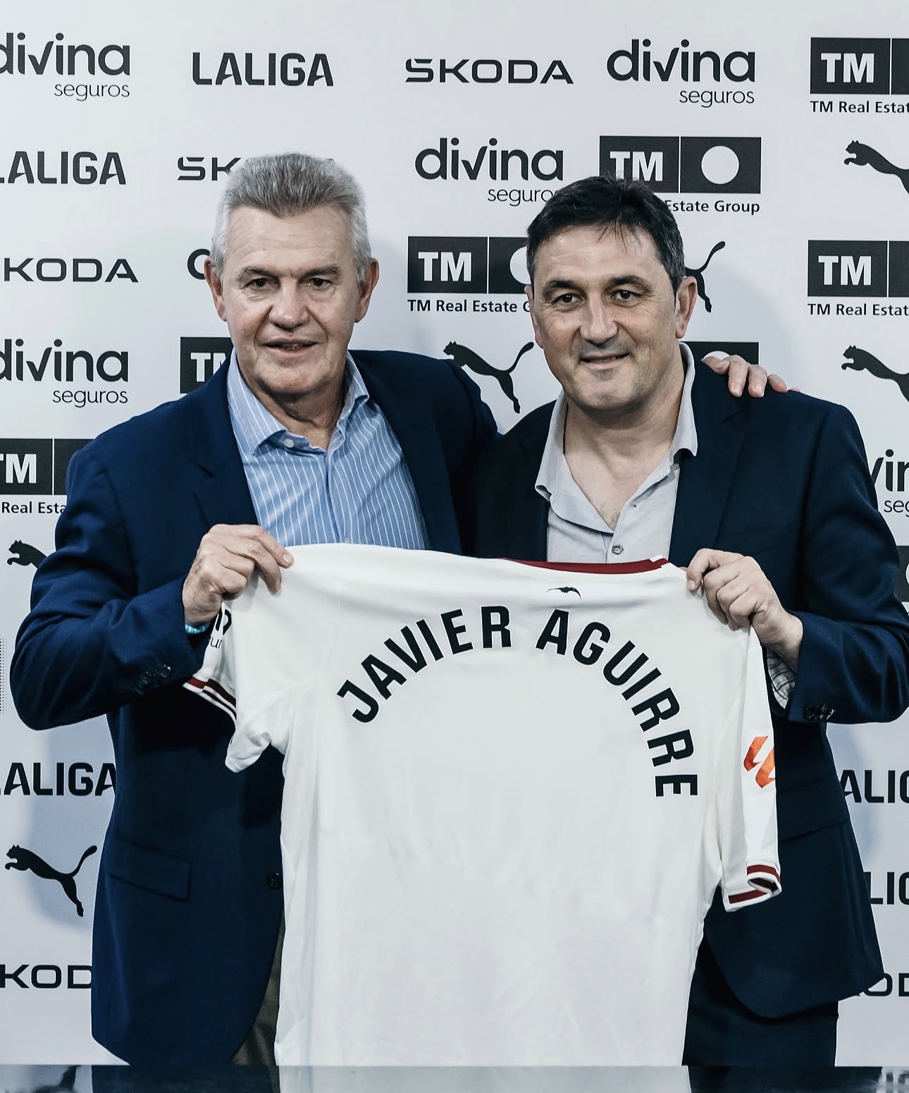 Presentación de Javier Aguirre con la camiseta del Valencia CF.