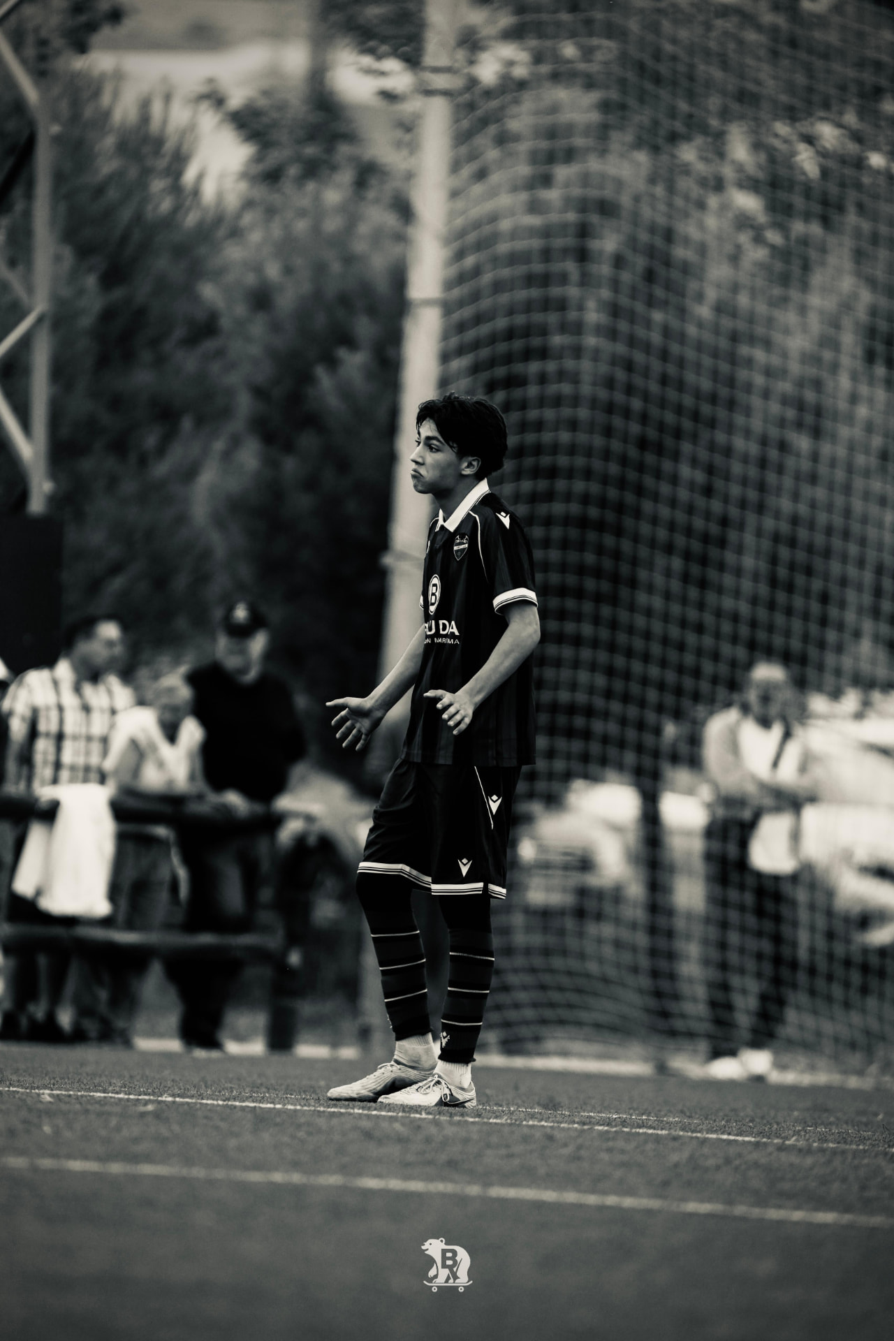 Diego Moyano sobre el terreno de juego con el Levante UD.